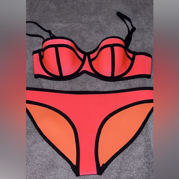 Triangl bathing suit top and bottom - Picture 1 of 3